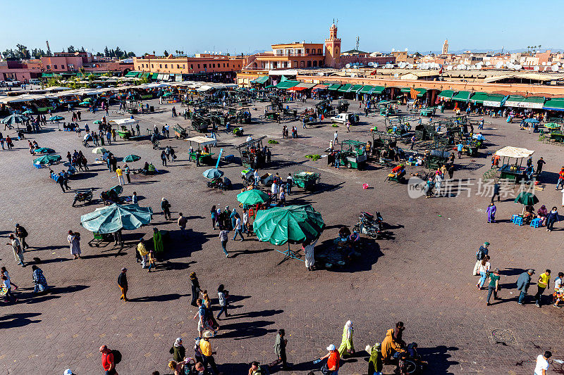 下午，摩洛哥马拉喀什，Djemaa El Fna广场和库图比亚清真寺